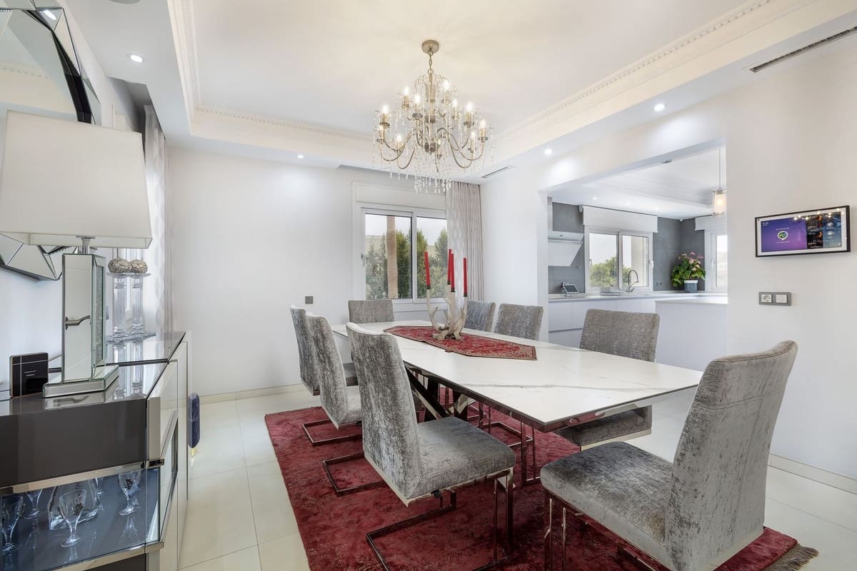 5 bedroom Villa for sale in Benahavis - € 2,295,000 (Ref: 9968859)