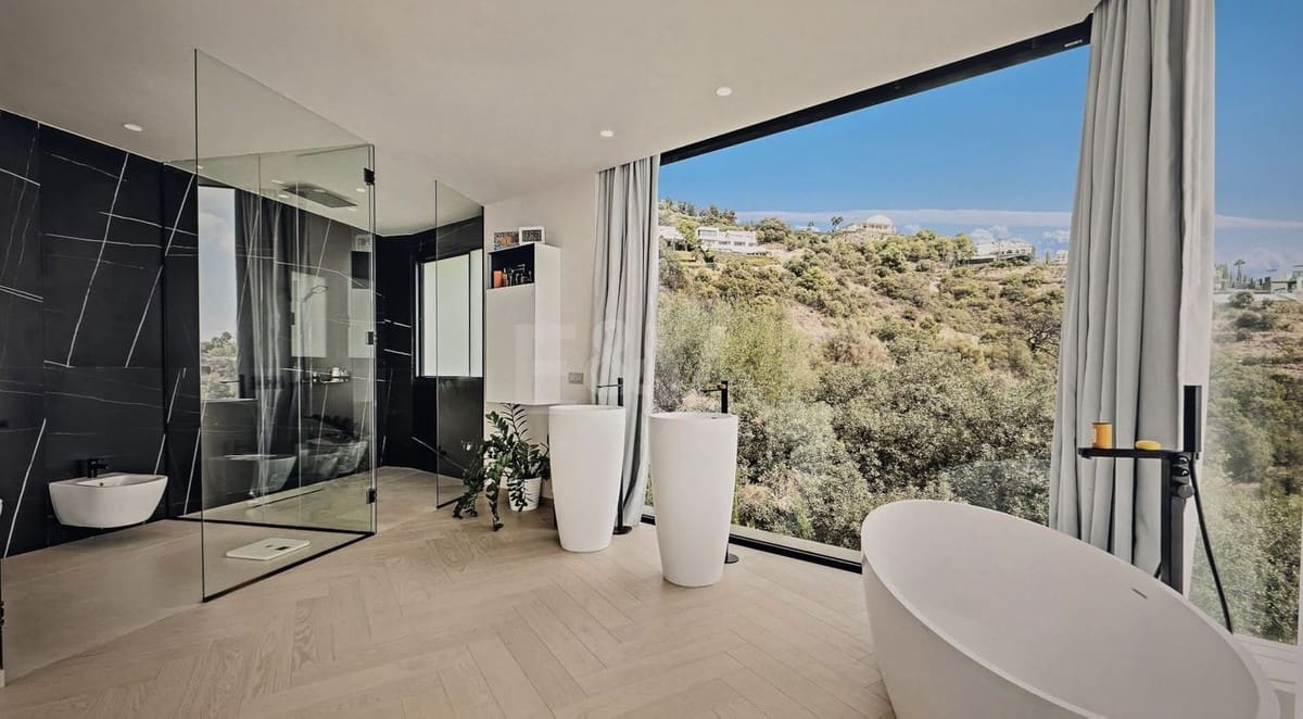 4 bedroom Villa for sale in Los Monteros with pool - € 3,995,000 (Ref: 9973836)