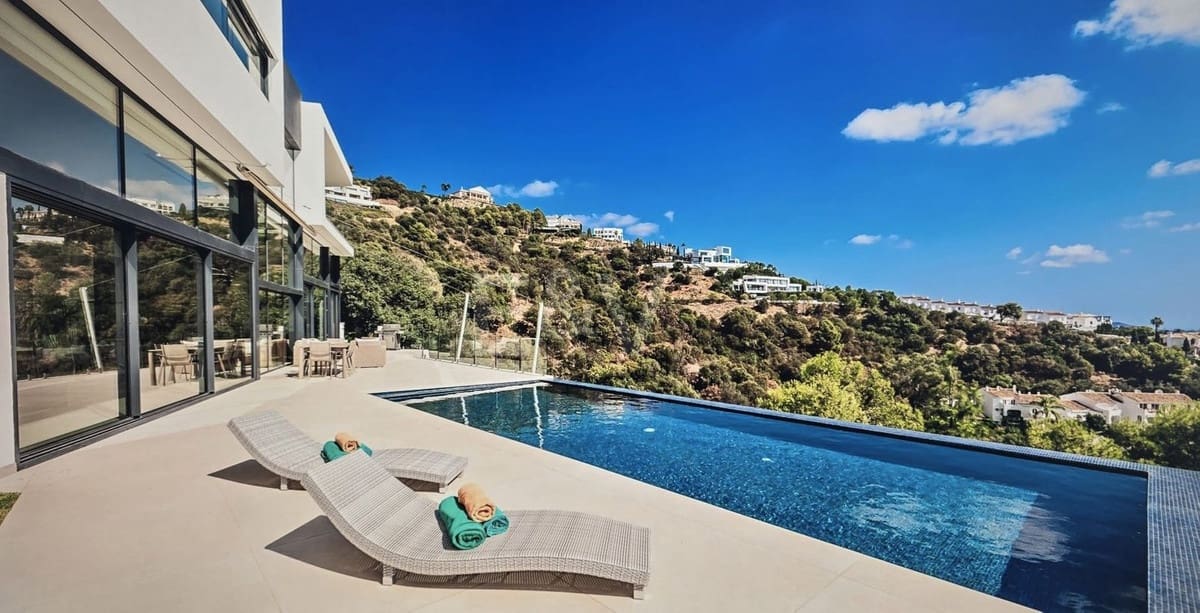 4 bedroom Villa for sale in Los Monteros with pool - € 3,995,000 (Ref: 9973836)