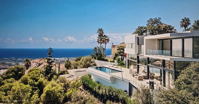 4 slaapkamer Villa te koop in Los Monteros, Marbella met zwembad - € 3.995.000 (Ref: 9973836)