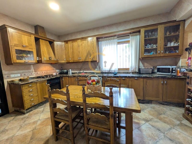 7 Zimmer Villa zu verkaufen in Novelda mit Pool Garage - 529.000 € (Ref: 10008866)