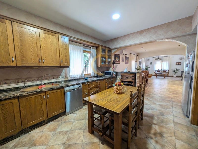 7 Zimmer Villa zu verkaufen in Novelda mit Pool Garage - 529.000 € (Ref: 10008866)