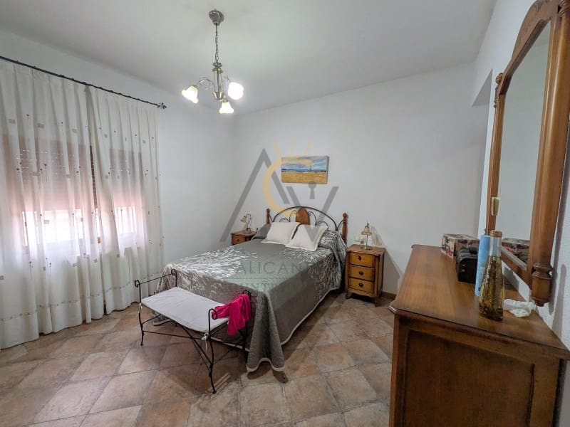 7 Zimmer Villa zu verkaufen in Novelda mit Pool Garage - 529.000 € (Ref: 10008866)