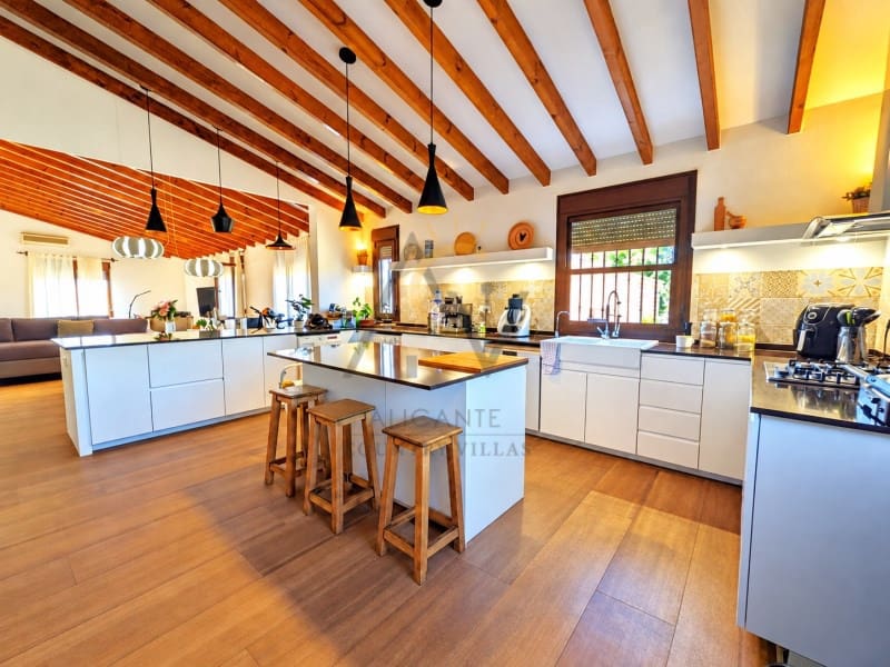 5 slaapkamer Villa te koop in Novelda met zwembad garage - € 450.000 (Ref: 10131438)