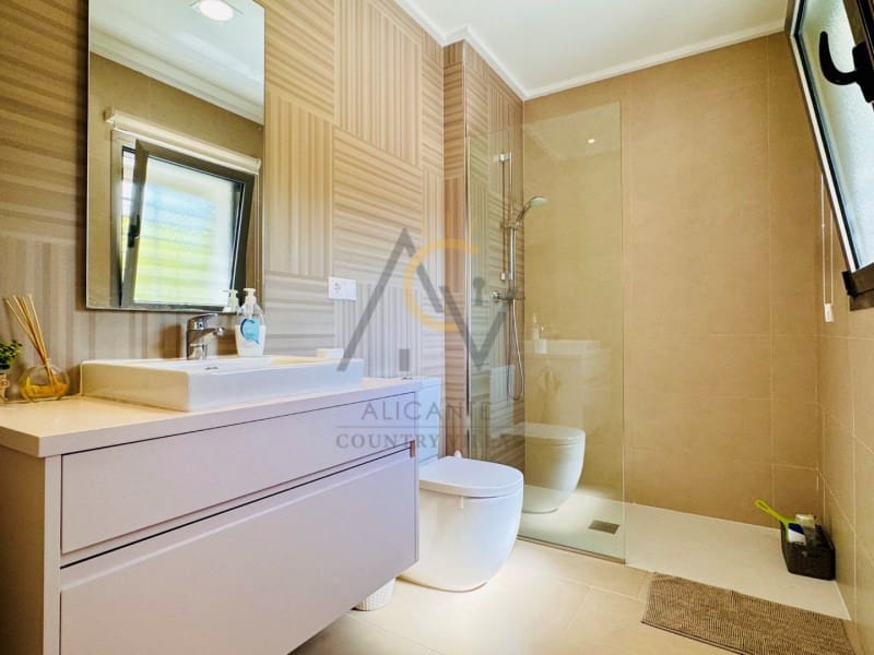 2 soverom Villa til salgs i La Romana med svømmebasseng garasje - € 375 000 (Ref: 10131440)