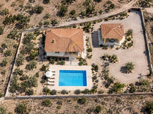 3 soveværelse Villa til salg i La Romana med swimmingpool garage - € 395.000 (Ref: 10157639)