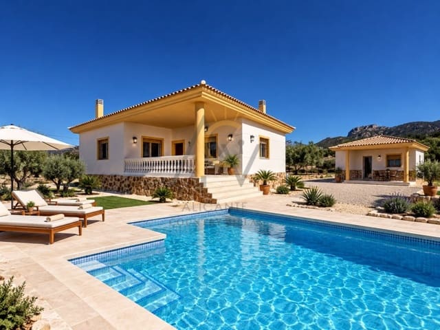 3 soveværelse Villa til salg i La Romana med swimmingpool garage - € 395.000 (Ref: 10157639)