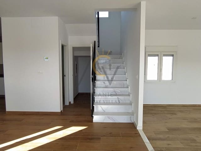 4 bedroom Villa for sale in Pinoso with pool garage - € 305,000 (Ref: 5877691)