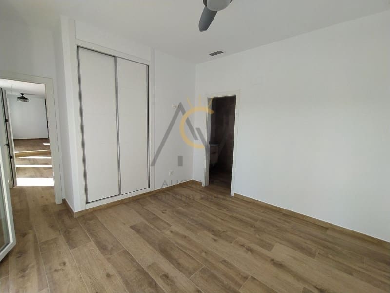 4 bedroom Villa for sale in Pinoso with pool garage - € 305,000 (Ref: 5877691)