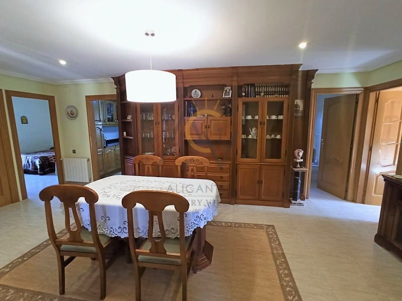 4 soveværelse Villa til salg i La Romana med swimmingpool garage - € 275.000 (Ref: 6652351)