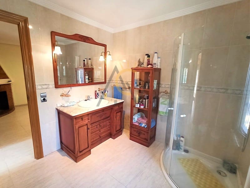 4 soveværelse Villa til salg i La Romana med swimmingpool garage - € 275.000 (Ref: 6652351)