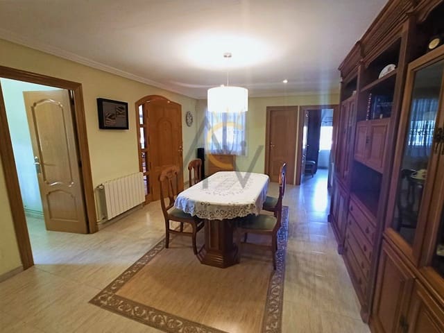 4 Zimmer Villa zu verkaufen in La Romana mit Pool Garage - 275.000 € (Ref: 6652351)