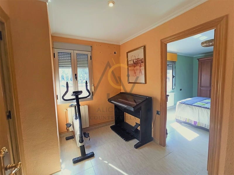 4 soveværelse Villa til salg i La Romana med swimmingpool garage - € 275.000 (Ref: 6652351)