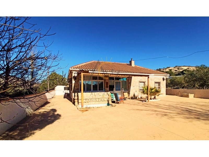 4 soveværelse Villa til salg i La Romana med swimmingpool garage - € 275.000 (Ref: 6652351)