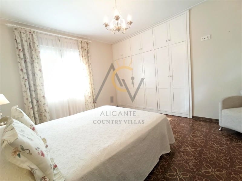 4 bedroom Villa for sale in Aspe with garage - € 349,000 (Ref: 7117208)