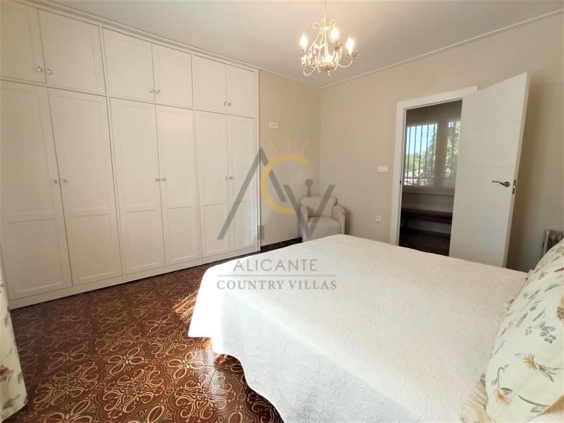 4 bedroom Villa for sale in Aspe with garage - € 349,000 (Ref: 7117208)