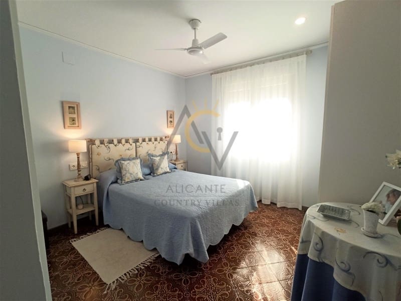 4 bedroom Villa for sale in Aspe with garage - € 349,000 (Ref: 7117208)