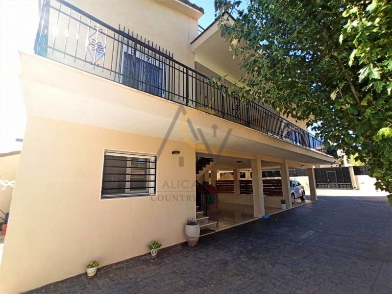 4 bedroom Villa for sale in Aspe with garage - € 349,000 (Ref: 7117208)