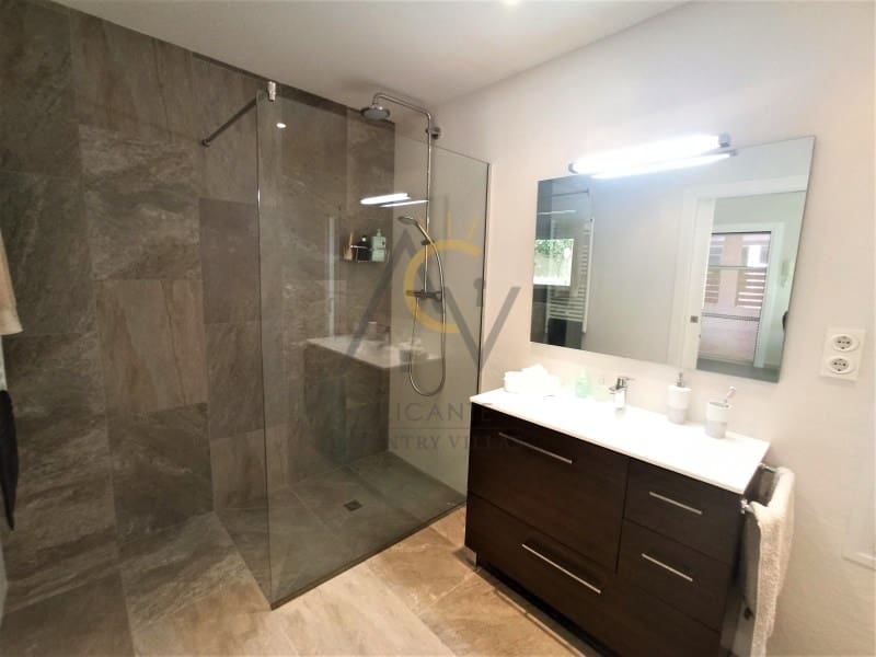 4 bedroom Villa for sale in Aspe with garage - € 349,000 (Ref: 7117208)