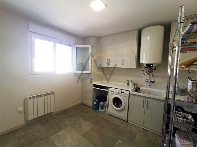 4 bedroom Villa for sale in Aspe with garage - € 349,000 (Ref: 7117208)