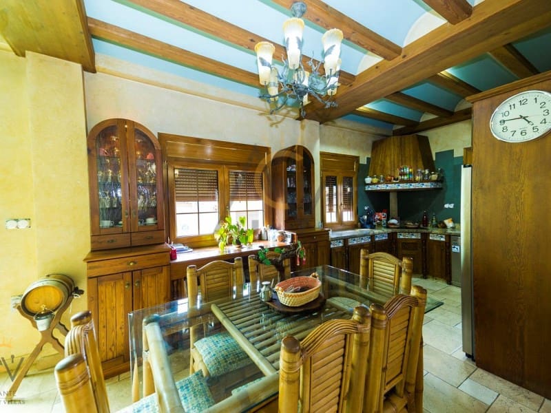 5 slaapkamer Villa te koop in Pinoso met zwembad garage - € 680.000 (Ref: 7187619)