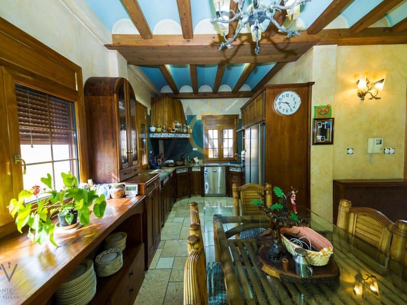 5 slaapkamer Villa te koop in Pinoso met zwembad garage - € 680.000 (Ref: 7187619)