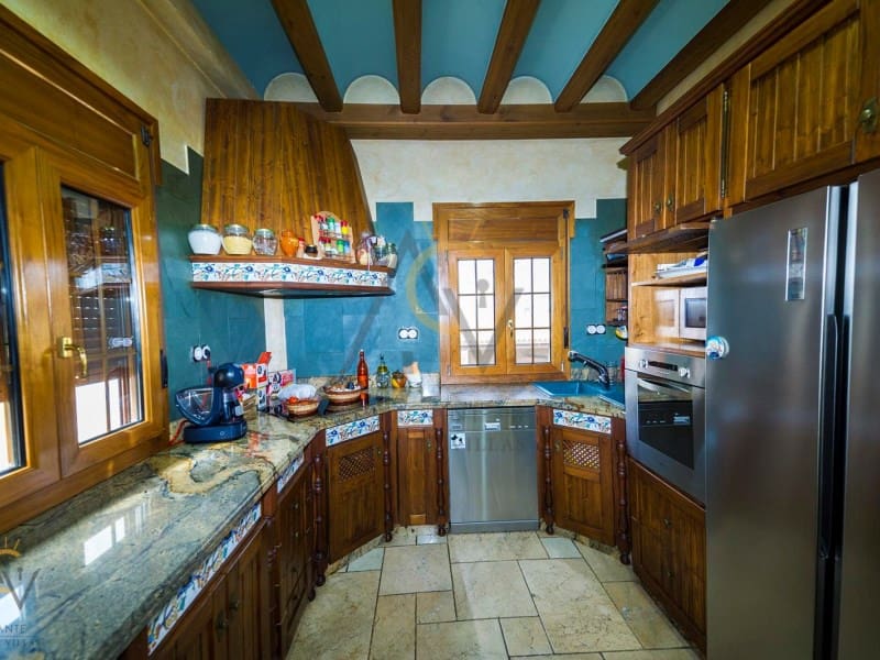 5 slaapkamer Villa te koop in Pinoso met zwembad garage - € 680.000 (Ref: 7187619)