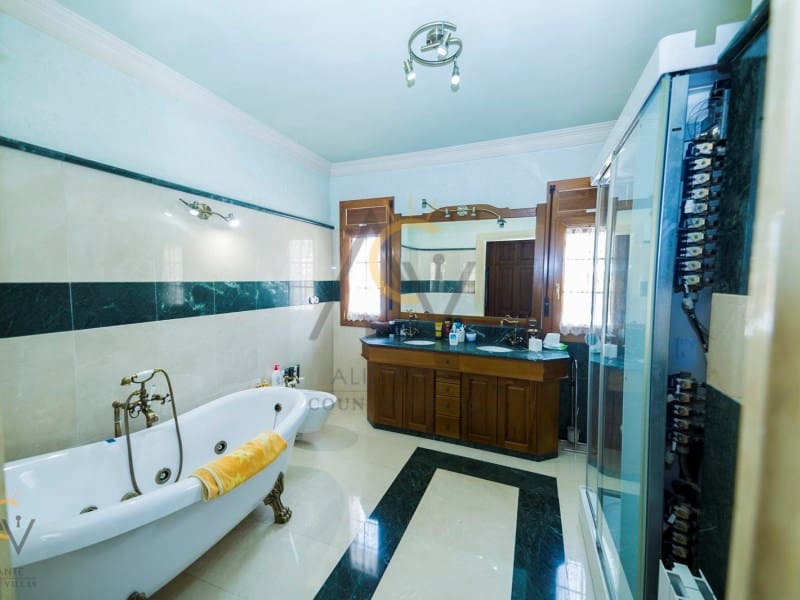 5 slaapkamer Villa te koop in Pinoso met zwembad garage - € 680.000 (Ref: 7187619)