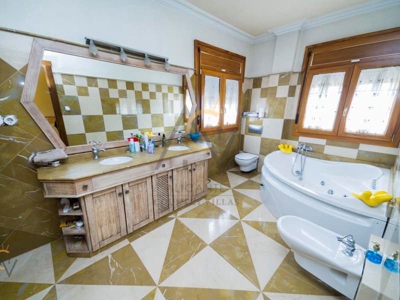 5 slaapkamer Villa te koop in Pinoso met zwembad garage - € 680.000 (Ref: 7187619)