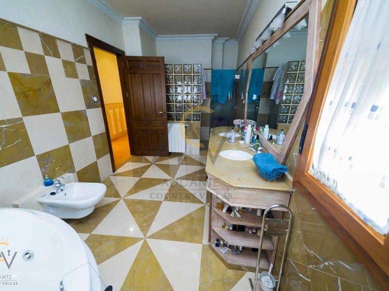 5 slaapkamer Villa te koop in Pinoso met zwembad garage - € 680.000 (Ref: 7187619)