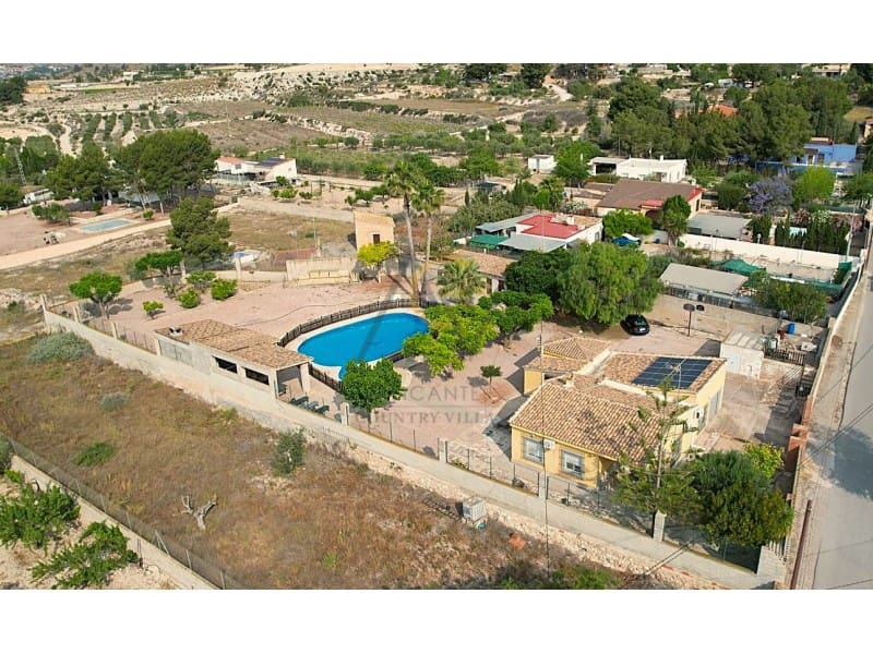 4 chambre Villa/Maison à vendre à La Romana avec piscine garage - 360 000 € (Ref: 7934084)