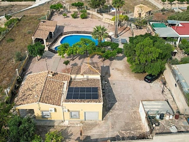 4 chambre Villa/Maison à vendre à La Romana avec piscine garage - 360 000 € (Ref: 7934084)