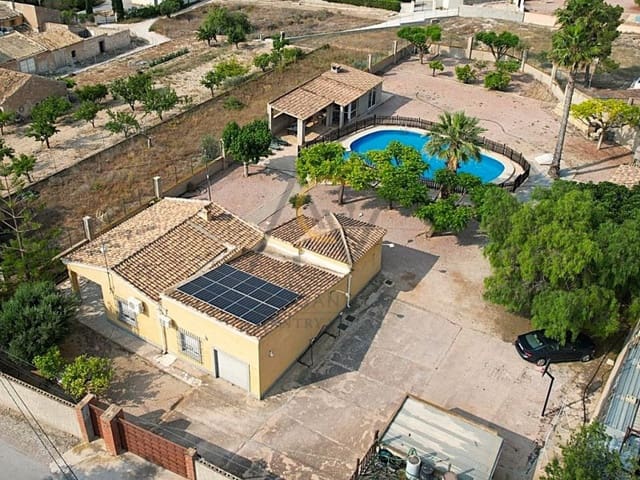 4 chambre Villa/Maison à vendre à La Romana avec piscine garage - 360 000 € (Ref: 7934084)