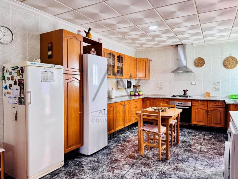 6 soveværelse Byhus til salg i L'Alguena / Alguenya med garage - € 144.995 (Ref: 8888389)