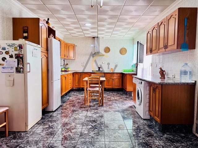 6 bedroom Townhouse for sale in L'Algueña / Alguenya with garage - € 144,995 (Ref: 8888389)