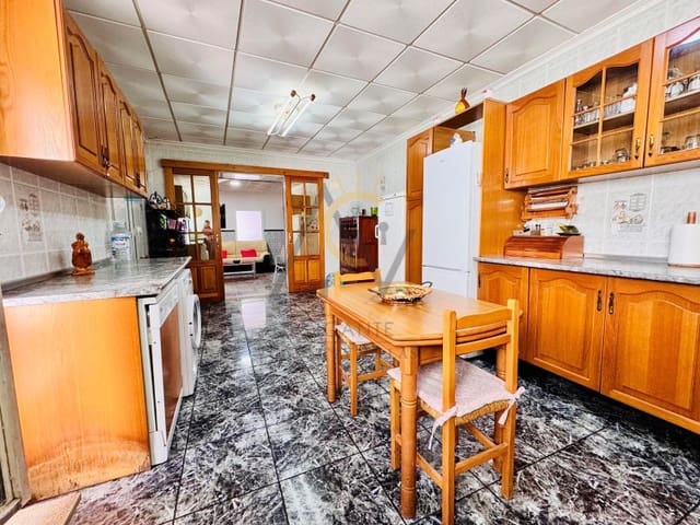 6 bedroom Townhouse for sale in L'Algueña / Alguenya with garage - € 144,995 (Ref: 8888389)