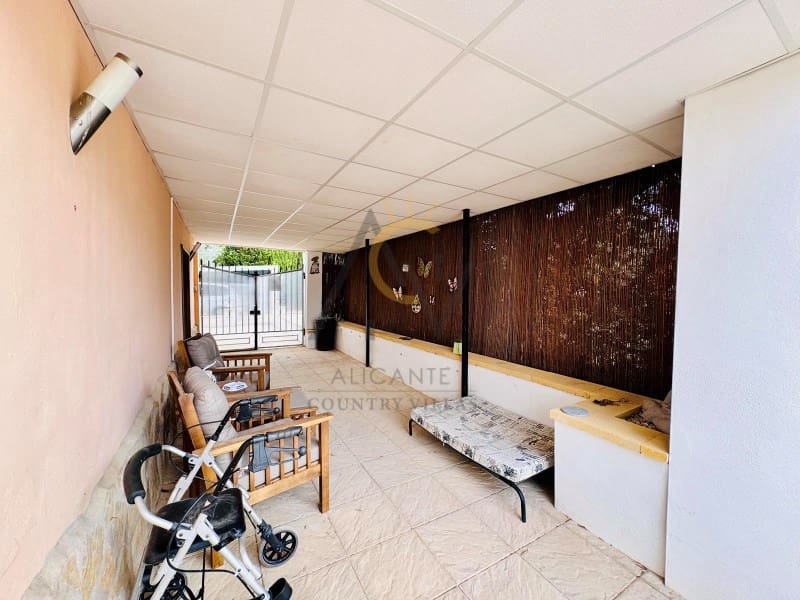 4 bedroom Villa for sale in Villena with pool - € 239,995 (Ref: 8981170)