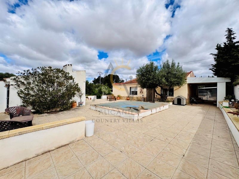 4 bedroom Villa for sale in Villena with pool - € 239,995 (Ref: 8981170)