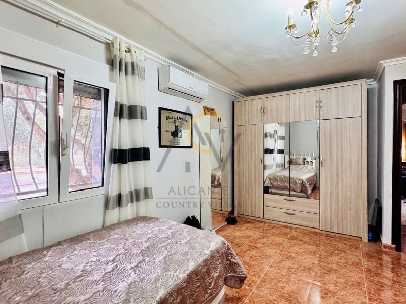 4 bedroom Villa for sale in Villena with pool - € 239,995 (Ref: 8981170)