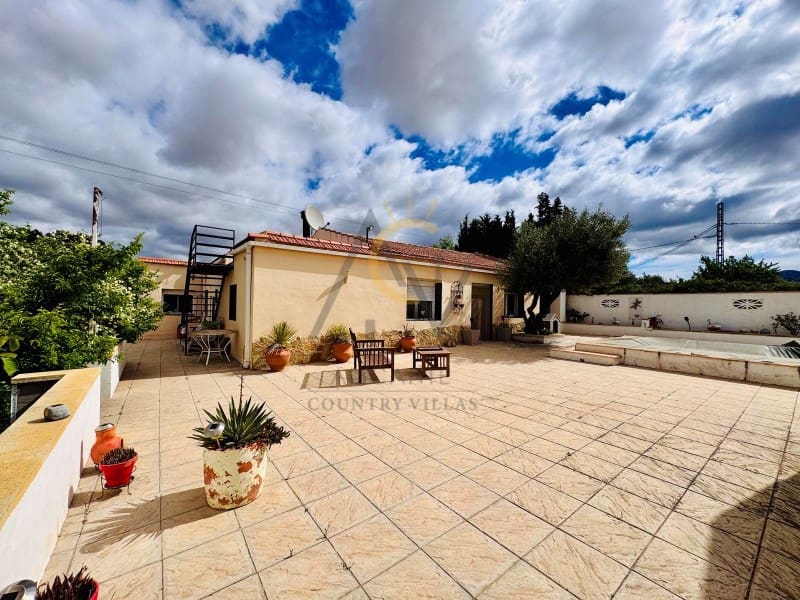 4 bedroom Villa for sale in Villena with pool - € 239,995 (Ref: 8981170)