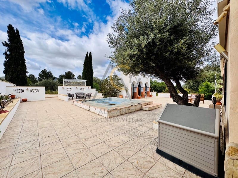 4 bedroom Villa for sale in Villena with pool - € 239,995 (Ref: 8981170)