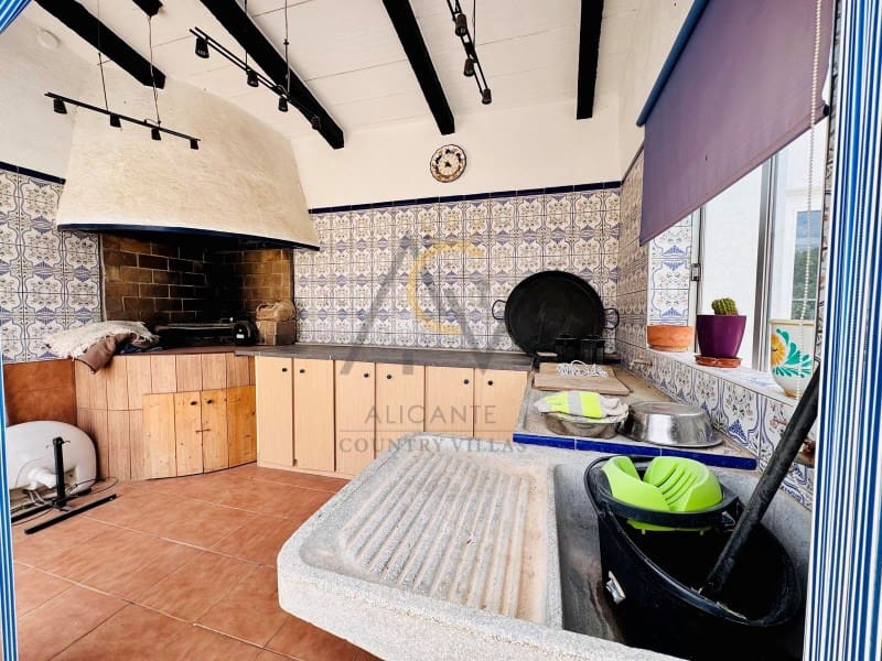 4 bedroom Villa for sale in Villena with pool - € 239,995 (Ref: 8981170)