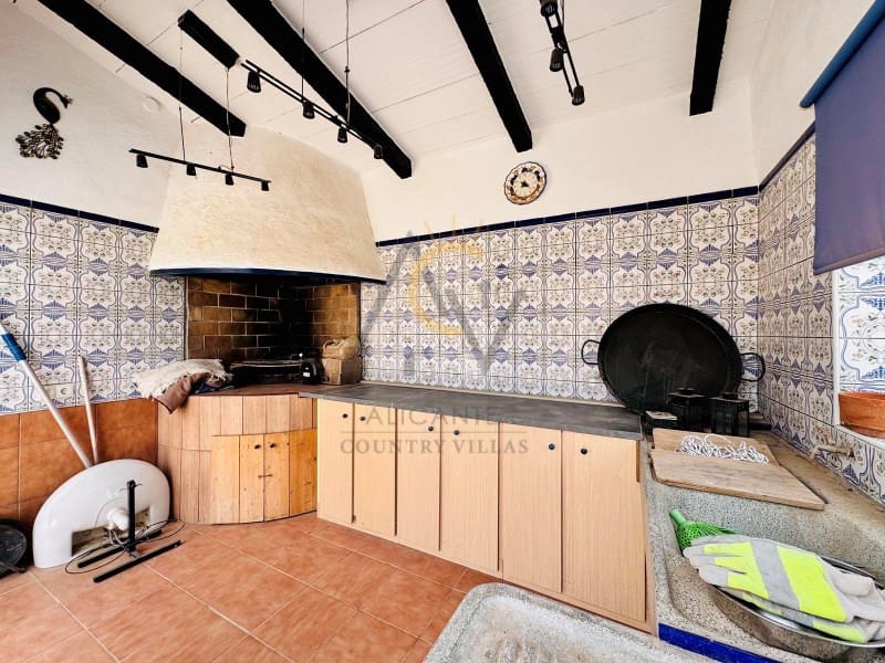 4 bedroom Villa for sale in Villena with pool - € 239,995 (Ref: 8981170)