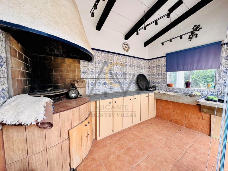 4 bedroom Villa for sale in Villena with pool - € 239,995 (Ref: 8981170)
