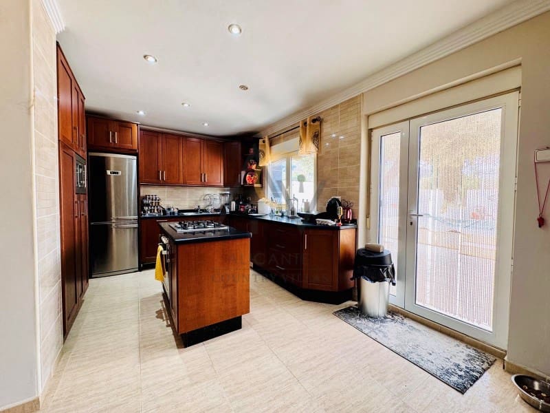 4 bedroom Villa for sale in Villena with pool - € 239,995 (Ref: 8981170)