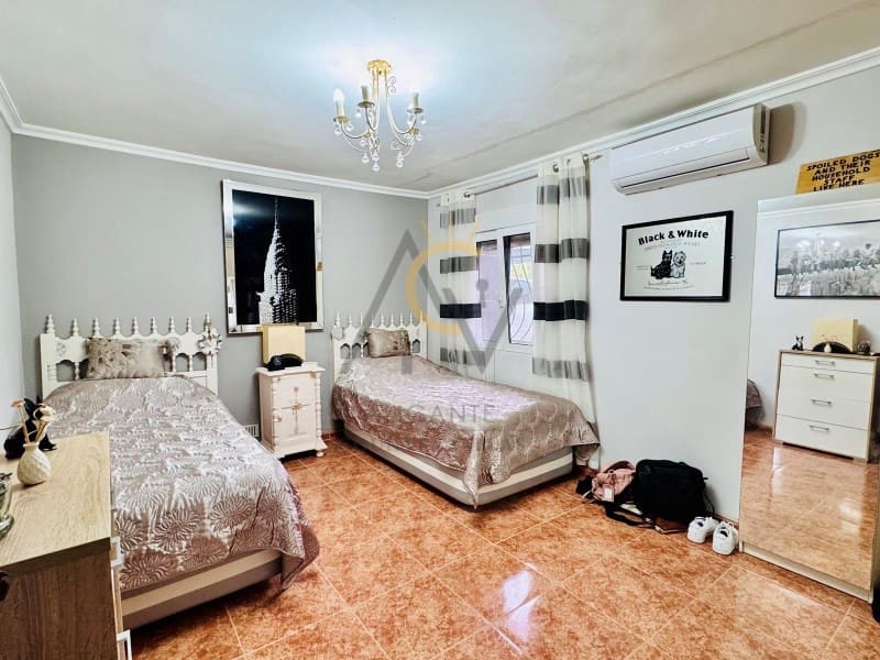 4 bedroom Villa for sale in Villena with pool - € 239,995 (Ref: 8981170)