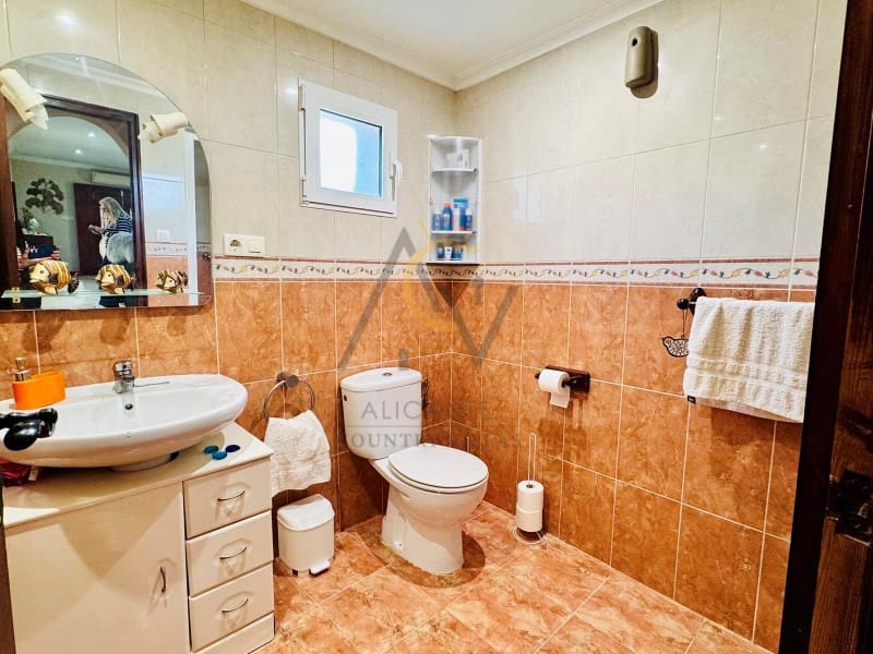 4 bedroom Villa for sale in Villena with pool - € 239,995 (Ref: 8981170)