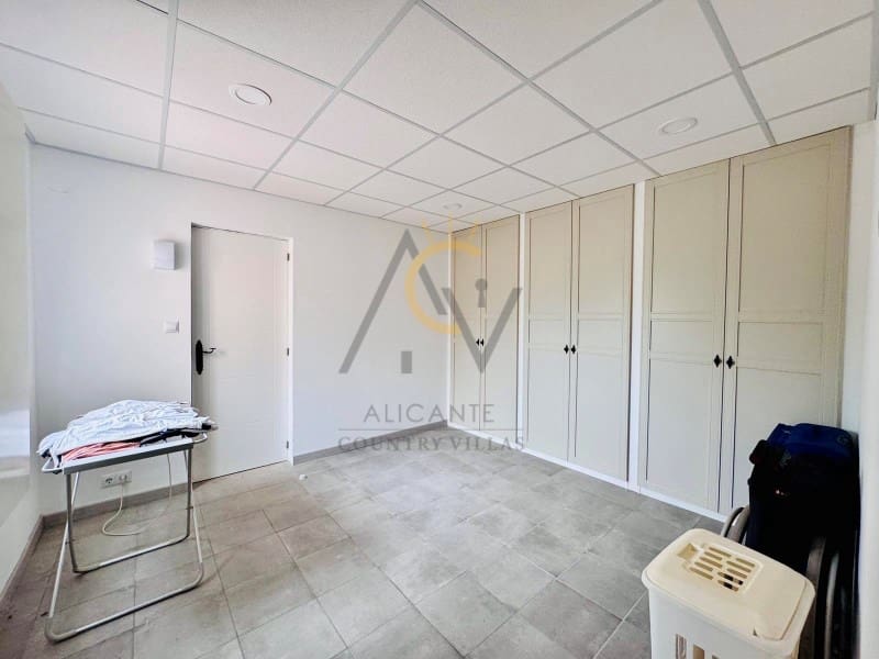 4 bedroom Villa for sale in Villena with pool - € 239,995 (Ref: 8981170)