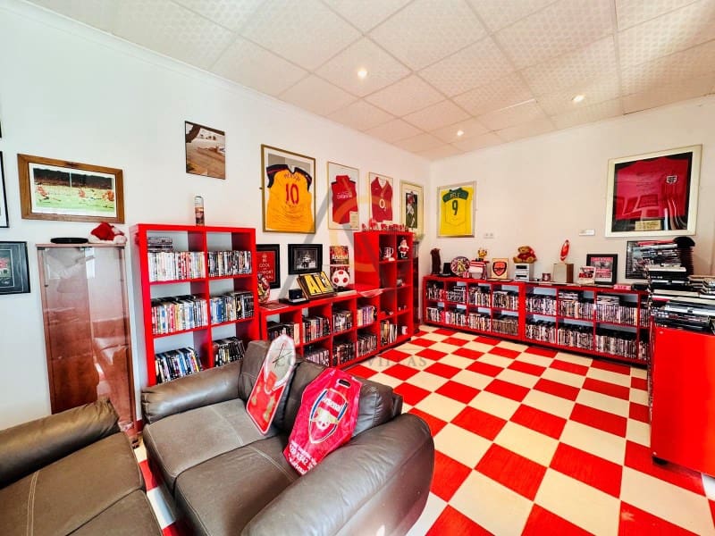 4 bedroom Villa for sale in Villena with pool - € 239,995 (Ref: 8981170)