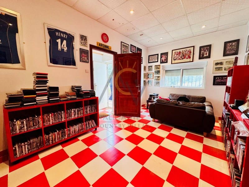 4 bedroom Villa for sale in Villena with pool - € 239,995 (Ref: 8981170)